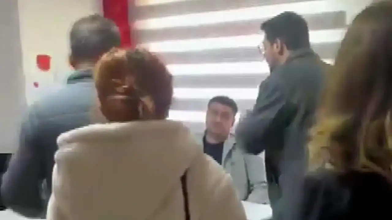 Adana’da Karne Almaya Giden Veliler Okulun Kapandığını Öğrendi 3